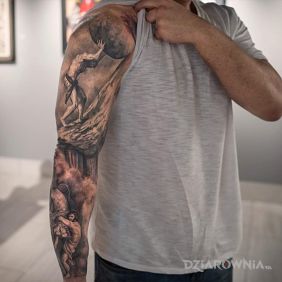 Tatuaż Syzyf na ramieniu motyw: postacie styl: realistyczne