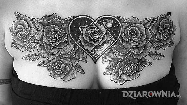 Tatuaż kwiaty u kobiety w motywie kwiaty na klatce