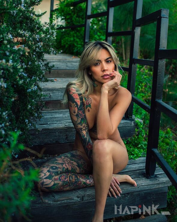 Tattoo Polowa ciala wytatuowana na modle japonska in flowers motif and japanese / irezumi style on the leg