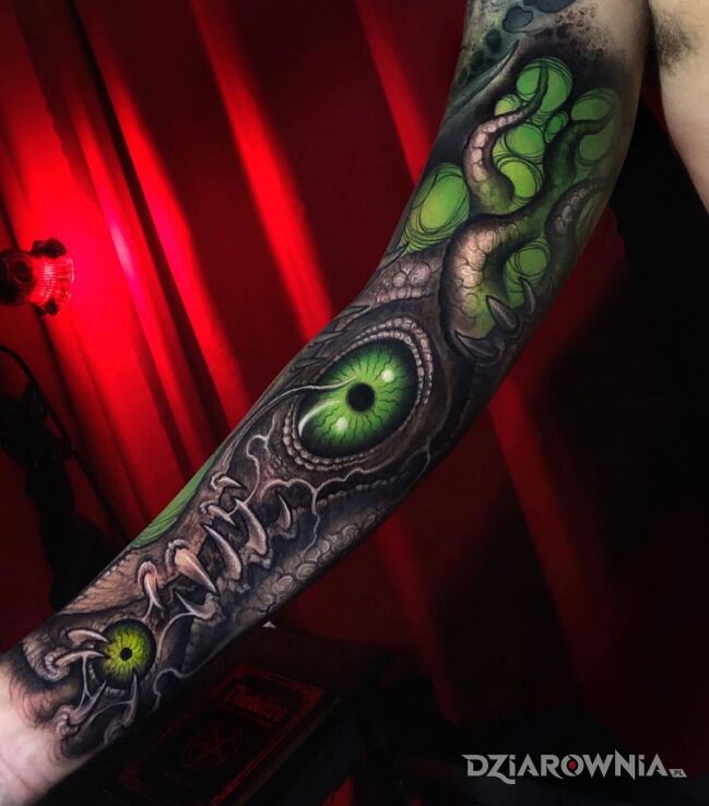 Tatuaż zielone oko w motywie mroczne i stylu organika na przedramieniu