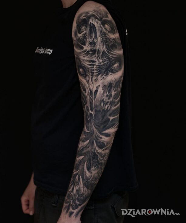 Tatuaż kły i kolce w motywie rękawy i stylu organika na ramieniu