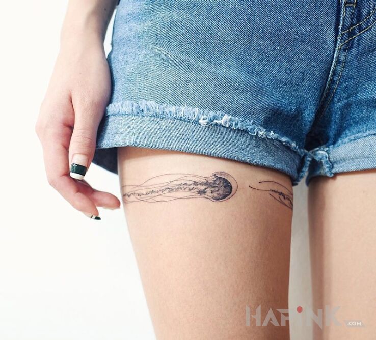 Tattoo Meduzy in animals motif on the leg