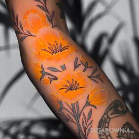 Tatuaż Piekne zolte kwiaty na ręce motyw: kolorowe styl: graficzne / ilustracyjne