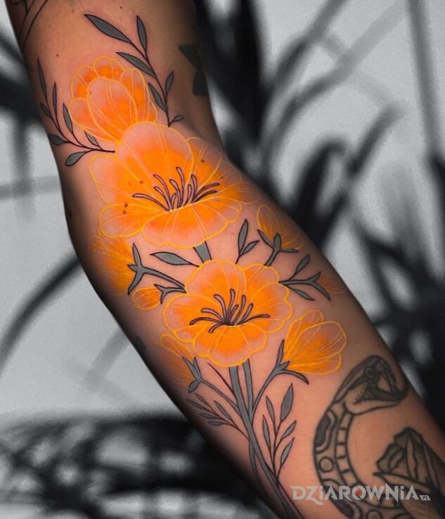 Tatuaż piekne zolte kwiaty w motywie kolorowe i stylu graficzne / ilustracyjne na przedramieniu