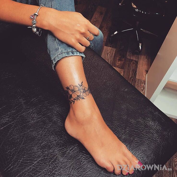Tatuaż kwiatowa opaska przy stopie w motywie czarno-szare i stylu realistyczne przy kostce