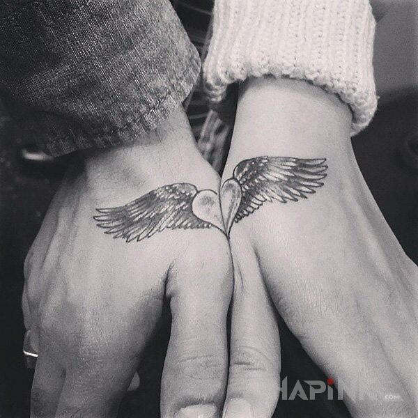 Tattoo Skrzydlate serce in Love motif on the hand