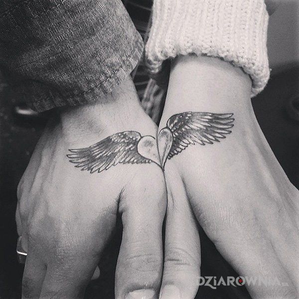 Tatuaż skrzydlate serce w motywie miłosne na dłoni