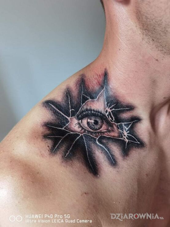 Tatuaż eye w motywie cover up na barku