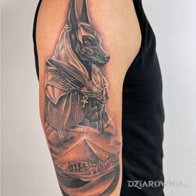 Tatuaż Anubis Piramida na ręce motyw: postacie styl: realistyczne