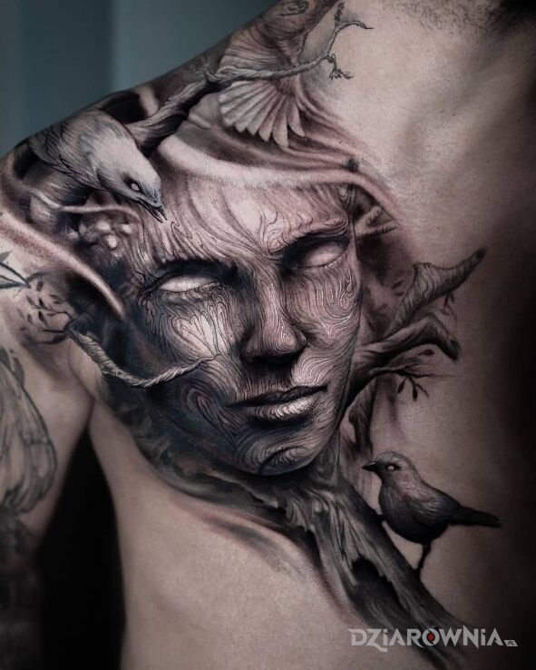 Tatuaż drewniana twarzyczka w motywie 3D i stylu realistyczne na plecach