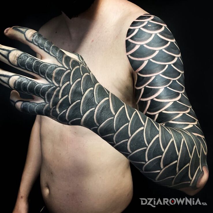 Tatuaż gad w motywie zwierzęta i stylu blackwork / blackout na dłoni