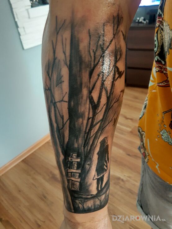 Tatuaż upiorny las w motywie rękawy i stylu oldschool na przedramieniu