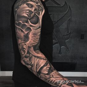 Tatuaż Anielski rękaw na ręce motyw: czarno-szare styl: realistyczne