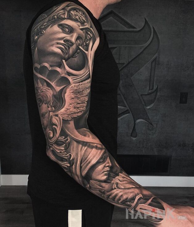 Tattoo Anielski rękaw in wings motif and realistic style on the upper arm