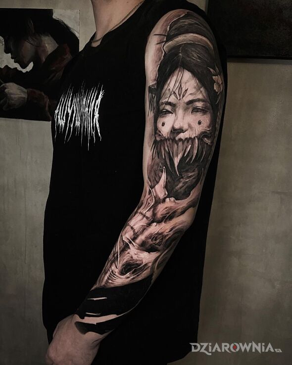 Tatuaż kobieta  demon w motywie twarze i stylu realistyczne na ramieniu
