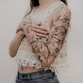 Tatuaż Lew w krainie kwiatów 😍😍😍 na ręce motyw: florystyczne styl: realistyczne