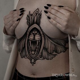 Tatuaż Pyszczek tygrysa pod piersiami (underboob) motyw: czarno-szare styl: graficzne / ilustracyjne