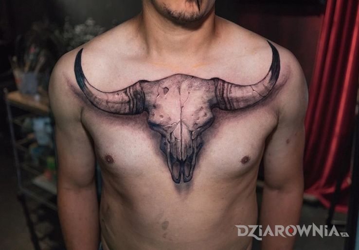 Tatuaż czaszka zwierzaka w motywie 3D i stylu realistyczne na klatce