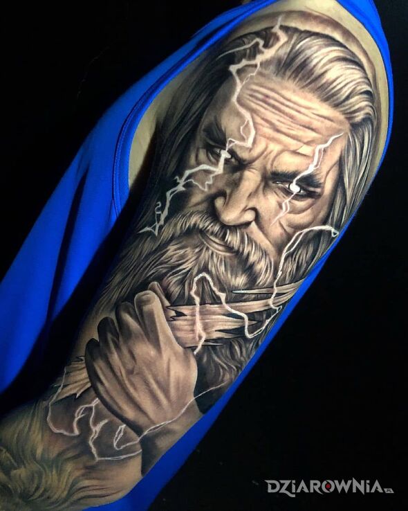 Tatuaż bóg piorunów w motywie czarno-szare i stylu realistyczne na ramieniu