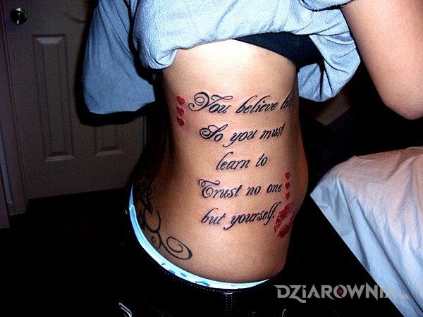 Tatuaż coś o zaufaniu w motywie napisy na żebrach