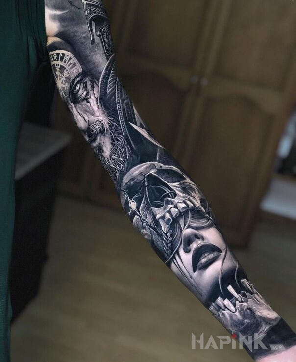 Tattoo Czaszka na oczach in skulls motif and realistic style on the upper arm