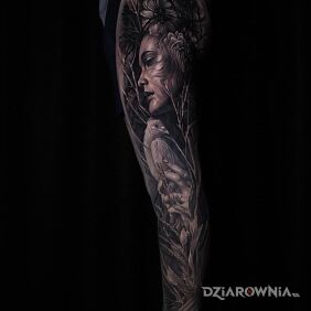 Tatuaż Dziewczyna z ptakiem w dłoniach na łydce motyw: zwierzęta styl: realistyczne
