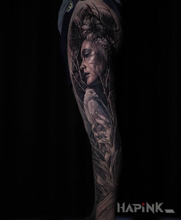 Tattoo Dziewczyna z ptakiem w dłoniach in animals motif and realistic style on the thigh