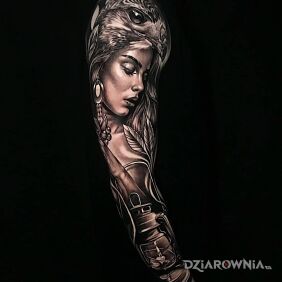 Tatuaż Kobiecina na czarnym tle na ramieniu motyw: zwierzęta styl: realistyczne