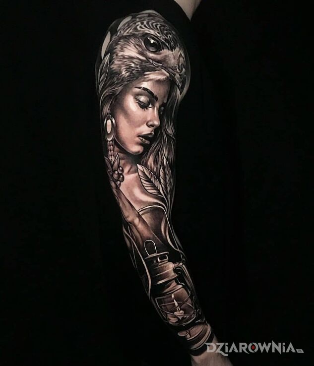 Tatuaż kobiecina na czarnym tle w motywie 3D i stylu realistyczne na ręce