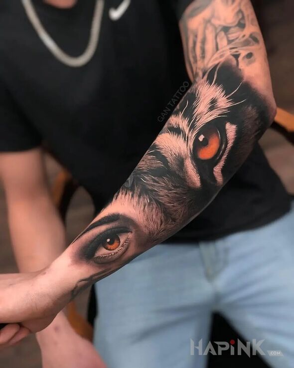 Tattoo Kobiece i tygrysie oko w brązie in animals motif and realistic style on the forearm