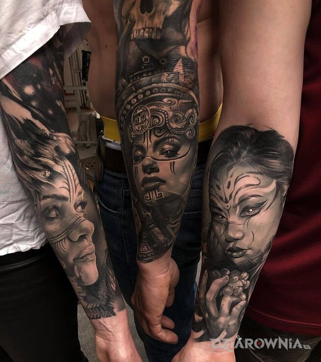 Tatuaż realizm na 100 w motywie czarno-szare i stylu realistyczne na przedramieniu