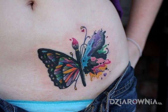 Tatuaż motyl w motywie motyle na brzuchu
