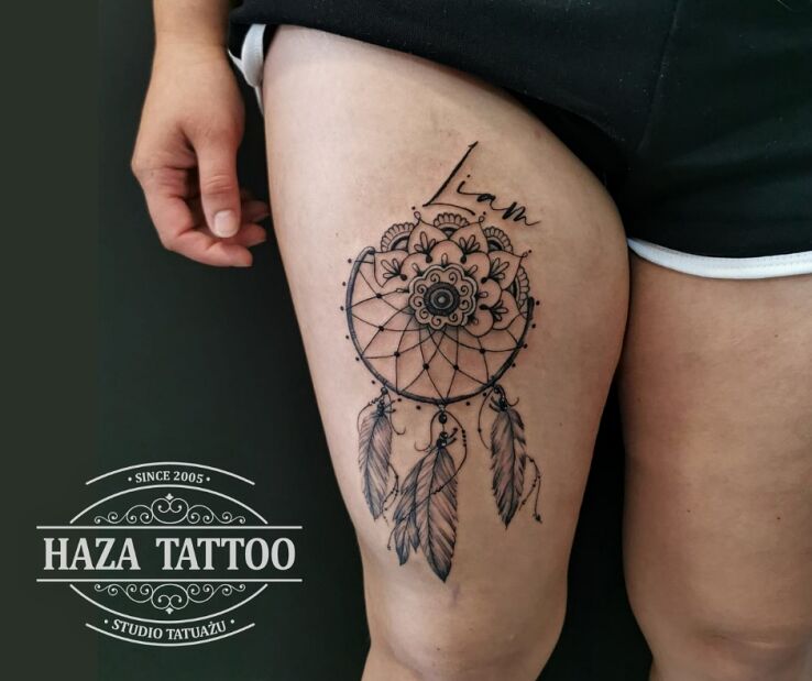 Tatuaż mandala łapacz snów w motywie mandale i stylu kontury / linework na udzie