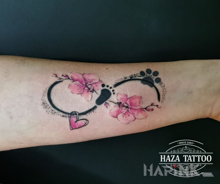 Tattoo Infinity infinitely many in flowers motif and graphic / illustrative style on the forearm
