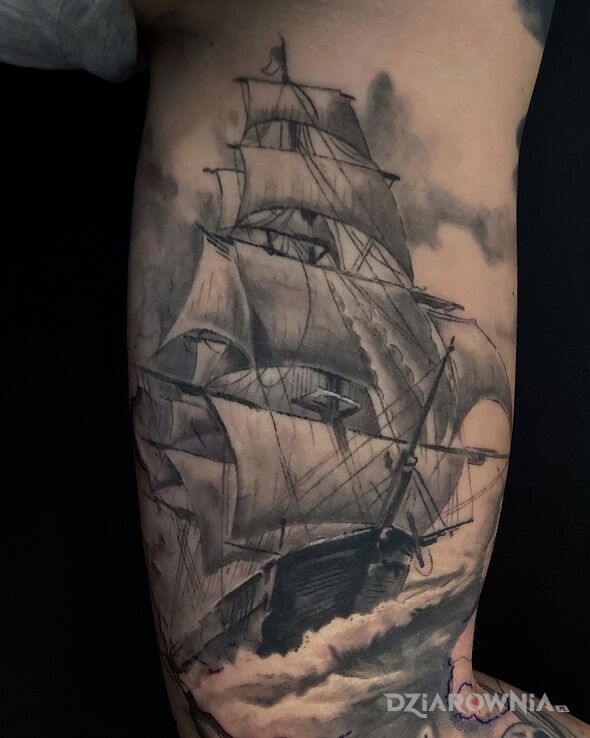 Tatuaż masztowiec na morzu w motywie czarno-szare i stylu realistyczne na ramieniu