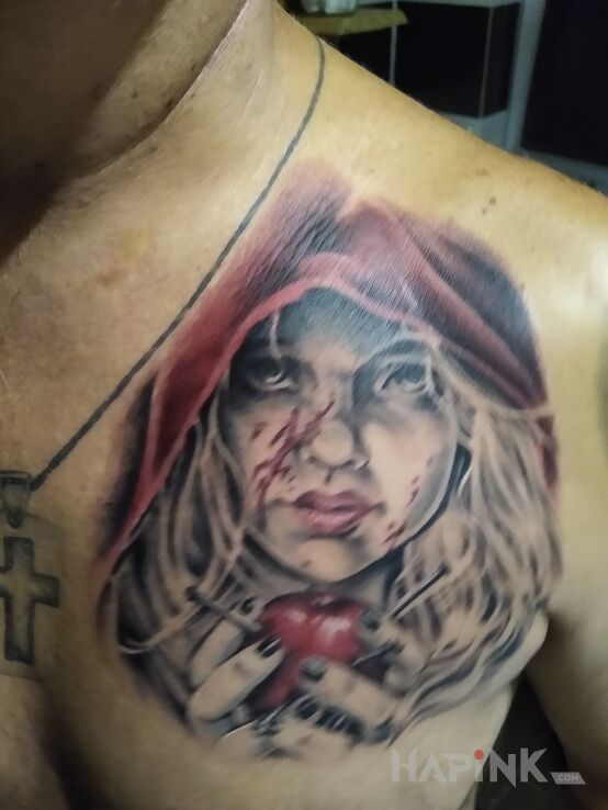 Tattoo Dziewczyna z jabłkiem in faces motif and realistic style on the chest