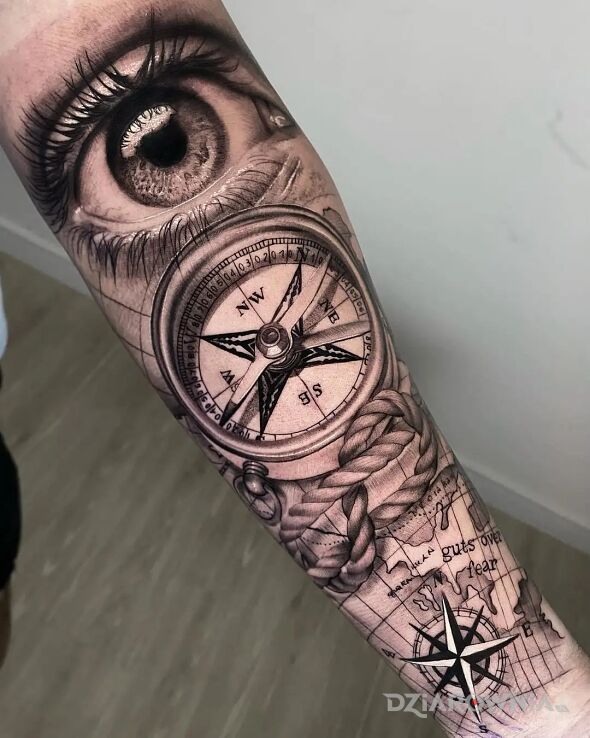 Tatuaż oko na kompas w motywie czarno-szare i stylu realistyczne na przedramieniu