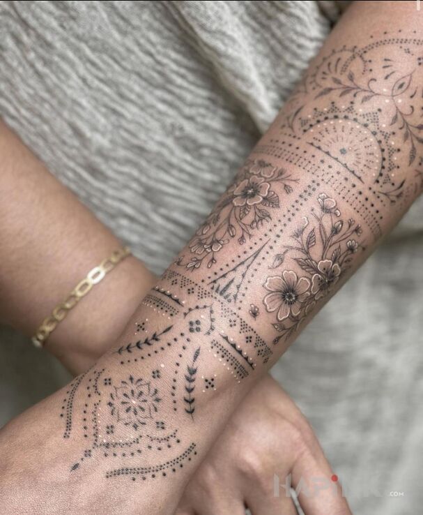 Tattoo Elegancka raczka in black and gray motif and graphic / illustrative style On the arm