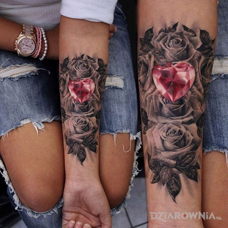 Tatuaż serce i róże w motywie kwiaty na przedramieniu
