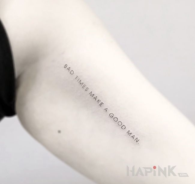 Tattoo Zły czas, ale dobry człowiek in lettering motif on the bicep
