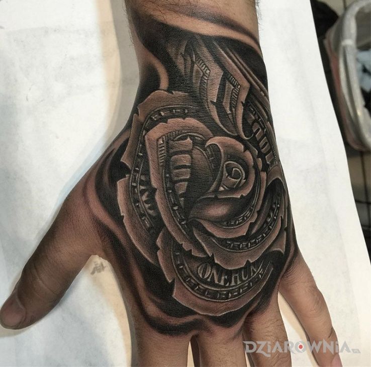 Tatuaż róża z dolarów w motywie 3D na dłoni