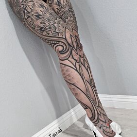 Tattoo Beautiful legs on the thigh motif: black and gray