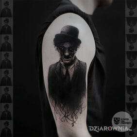 Tatuaż Charlie Chaplin na ramieniu motyw: twarze styl: graficzne / ilustracyjne