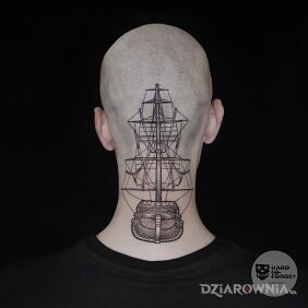 Tatuaż Statek na karku motyw: czarno-szare styl: graficzne / ilustracyjne