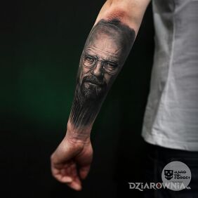 Tatuaż Walter White na przedramieniu motyw: czarno-szare styl: realistyczne