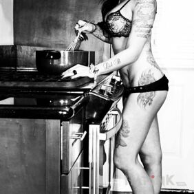 Tattoo Tattoos in the kitchen on the upper arm motif: sexy