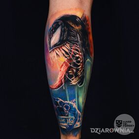 Tatuaż Venom na nodze motyw: kolorowe styl: realistyczne