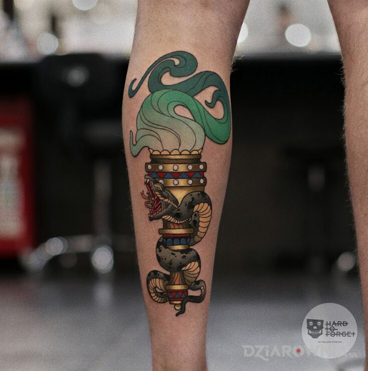 Tatuaż pochodnia z wężem w motywie pozostałe i stylu graficzne / ilustracyjne na łydce