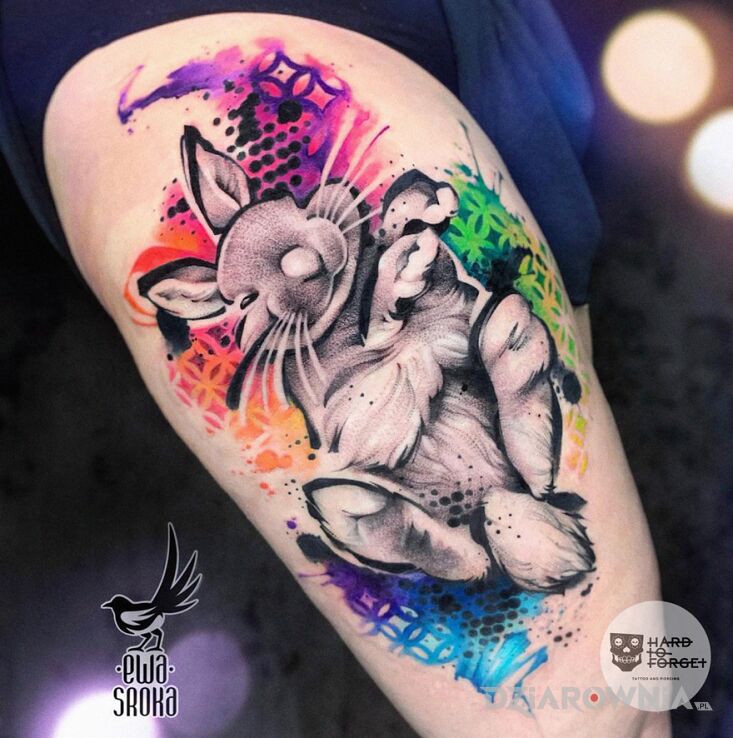 Tatuaż królik w motywie kolorowe i stylu watercolor na udzie