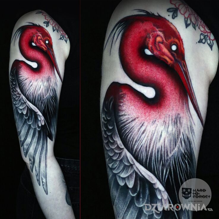 Tatuaż czapla w motywie cover up i stylu graficzne / ilustracyjne na ramieniu
